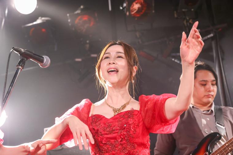 赤いドレスのボーカルとギター。