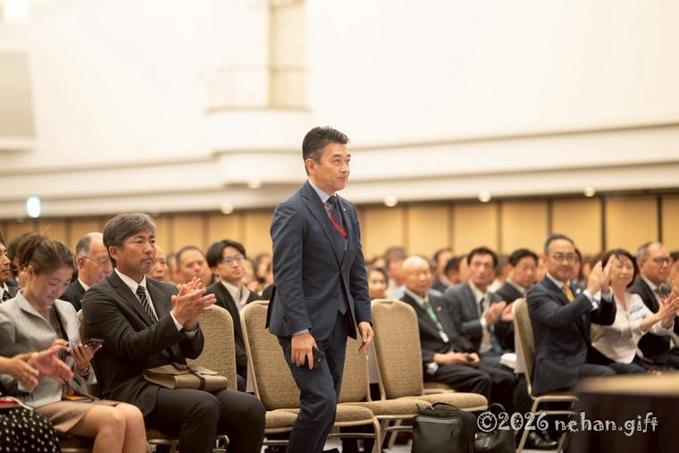 登壇する講師を迎える会場。