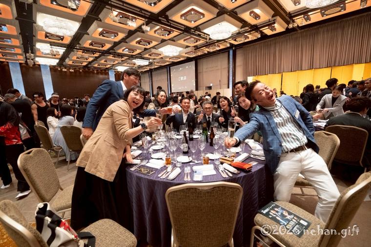 テーブルを囲んで盛り上がる懇親会。