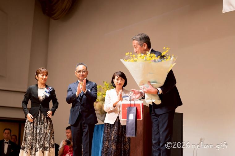 登壇者への花束贈呈。